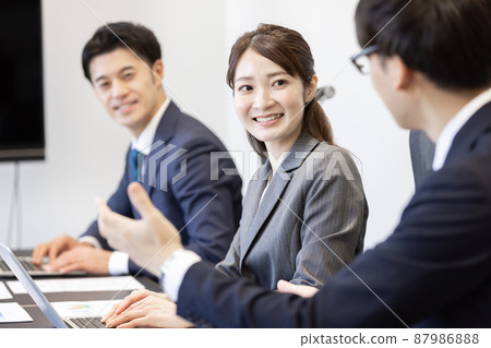 Businessmen meeting in the conference room Businessmen meeting in the conference room 87986888