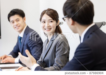 Businessmen meeting in the conference room 87986904