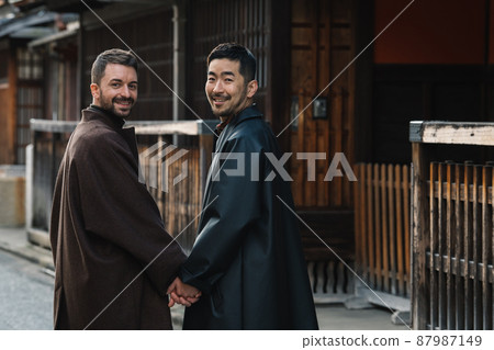 走在京都的一對同性戀夫婦的畫象 走在京都的一對同性戀夫婦的畫象 87987149
