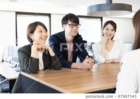 A businessman having a standing meeting A businessman having a standing meeting 87987343