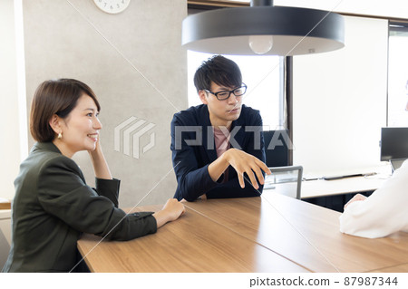 A businessman having a standing meeting A businessman having a standing meeting 87987344