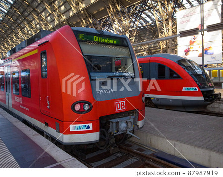 在法蘭克福中央車站的德國鐵路車輛 在法蘭克福中央車站的德國鐵路車輛 87987919