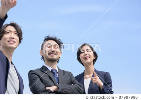 Aori, a businessman team looking at goals Aori, a businessman team looking at goals 87987980