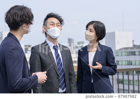 戴著口罩說話的商人 戴著口罩說話的商人 87987982
