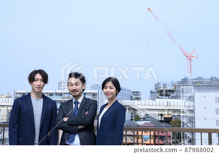 Businessman team looking at the camera Blue sky and building background Wide angle 87988002