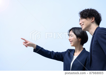 也用於主視覺！仰望未來和目標的商人天空背景廣角 87988003