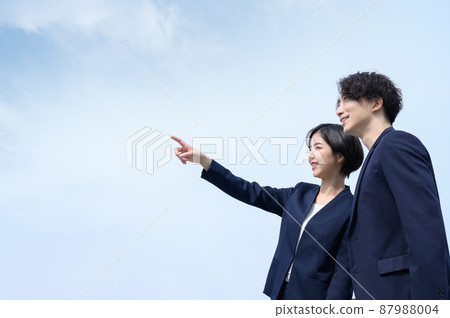 Also for the main visual! Businessman looking up at the future and goals Sky background wide-angle 87988004