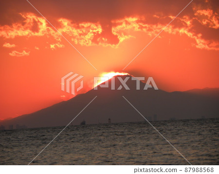 從稻毛海灘看到的冬季鑽石富士 從稻毛海灘看到的冬季鑽石富士 87988568