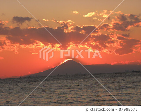 Winter Diamond Fuji seen from Inage Beach Winter Diamond Fuji seen from Inage Beach 87988573