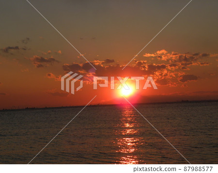 從稻毛海灘看到的冬季鑽石富士 從稻毛海灘看到的冬季鑽石富士 87988577