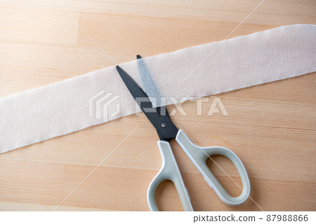 Cut the bandage with scissors 87988866