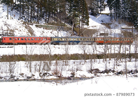 大糸線 謝謝 Kiha 52 Oito Line with head mark 解凍風景的材料 大糸線 謝謝 Kiha 52 Oito Line with head mark 解凍風景的材料 87989073