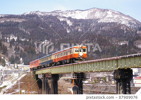 大糸線 謝謝 Kiha 52 Oito Line with head mark 解凍風景的材料 大糸線 謝謝 Kiha 52 Oito Line with head mark 解凍風景的材料 87989076
