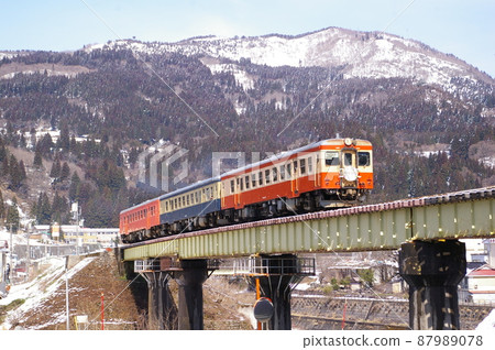 大糸線 謝謝 Kiha 52 Oito Line with head mark 解凍風景的材料 87989078