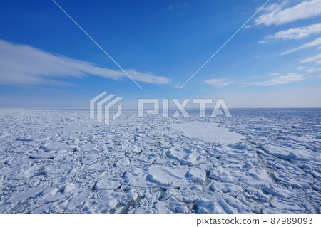 Drift ice and blue sky in the Sea of Okhotsk 87989093
