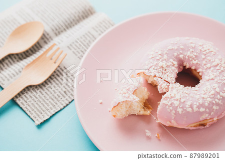 Image material of pink donut sweets Image material of pink donut sweets 87989201