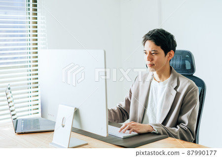 Businessman         87990177