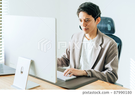 Businessman         87990180