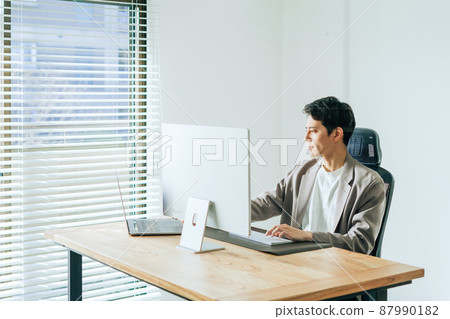 Businessman         87990182