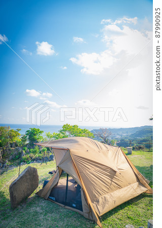 露營俯瞰大海 露營裝備 粗野營地 美麗 露營俯瞰大海 露營裝備 粗野營地 美麗 87990925