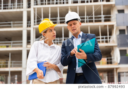 Enginners in building yard discussing new project 87992493