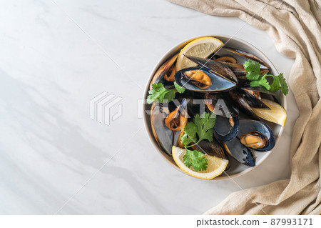 Mussels with herbs in a bowl with lemon Mussels with herbs in a bowl with lemon 87993171