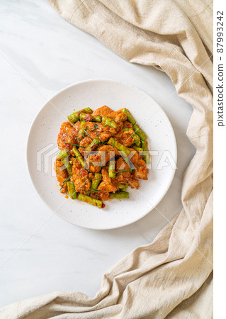 Stir fried pork and red curry paste with sting bean 87993242