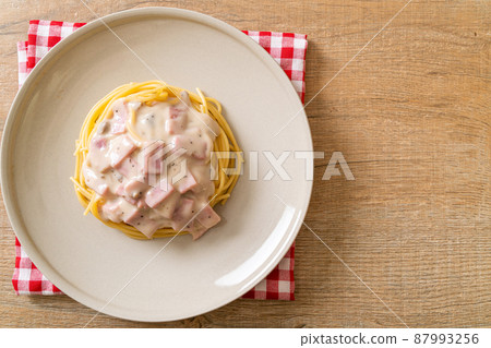 spaghetti white cream sauce with ham 87993256