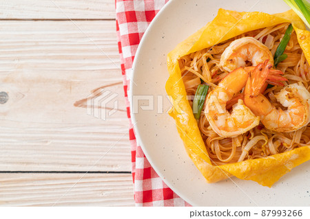 Thai stir fried noodles with shrimps and egg wrap (Pad Thai) Thai stir fried noodles with shrimps and egg wrap (Pad Thai) 87993266