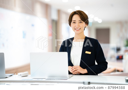 接待處的女人 87994388