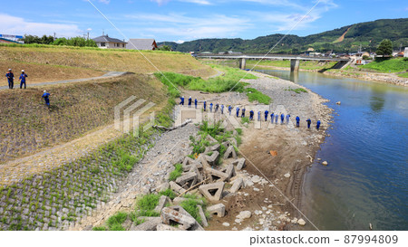 火災和警察尋找失踪人員的活動 87994809