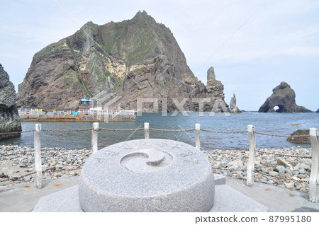 從獨島東島看西島的景色 從獨島東島看西島的景色 87995180