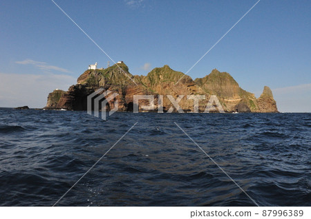 The appearance of Dokdo Island as seen from the sea 87996389
