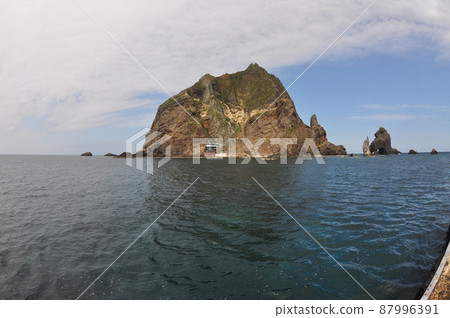 The appearance of Dokdo Seodo and fishermen's lodging - Dokdo, Republic of Korea The appearance of Dokdo Seodo and fishermen's lodging - Dokdo, Republic of Korea 87996391