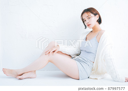 護膚圖像的年輕女子 87997577