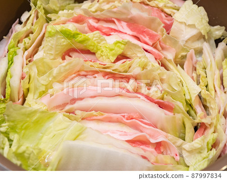 Millefeuille pot. A dish in which pork and Chinese cabbage are layered and simmered. 87997834