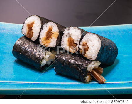 觀音卷。用醋飯包裹調味的干葫蘆製成的薄卷壽司。 觀音卷。用醋飯包裹調味的干葫蘆製成的薄卷壽司。 87997841