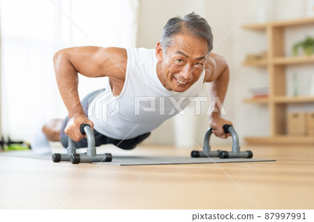 做肌肉訓練的老人 做肌肉訓練的老人 87997991