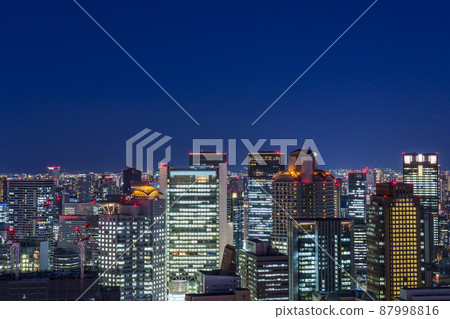 大阪梅田周邊的夜景(梅田藍天大廈) 大阪梅田周邊的夜景(梅田藍天大廈) 87998816