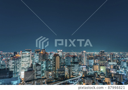 大阪梅田周邊的夜景(梅田藍天大廈) 大阪梅田周邊的夜景(梅田藍天大廈) 87998821