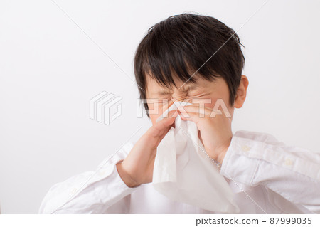 男孩打噴嚏 87999035