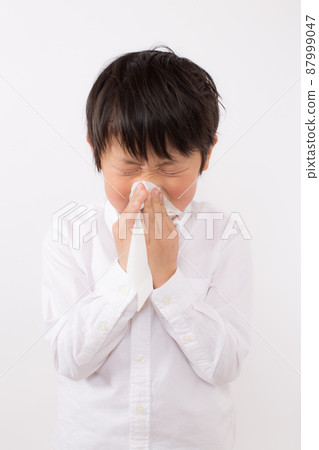 Boy sneezing Boy sneezing 87999047