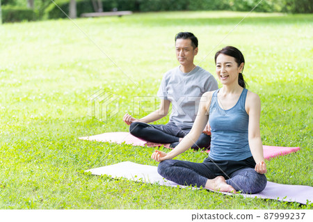 Yoga middle couple Yoga middle couple 87999237