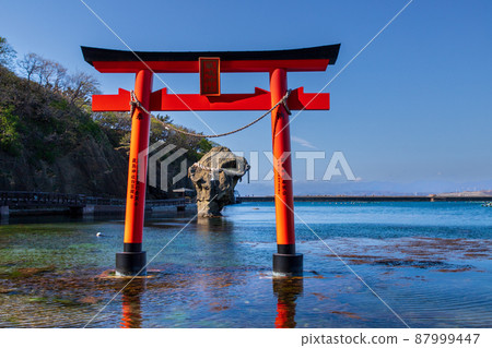 Kamome Island and Torii 87999447