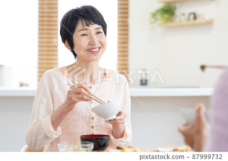 Senior couple eating 87999732