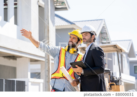Architect and foreman meeting at construction site,Architect inspects the construction site. Architect and foreman meeting at construction site,Architect inspects the construction site. 88000031