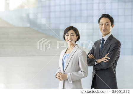 兩個男人和女人的商人,看著相機,微笑的肖像 兩個男人和女人的商人,看著相機,微笑的肖像 88001222