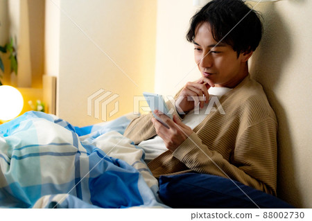 Male night smartphone 88002730