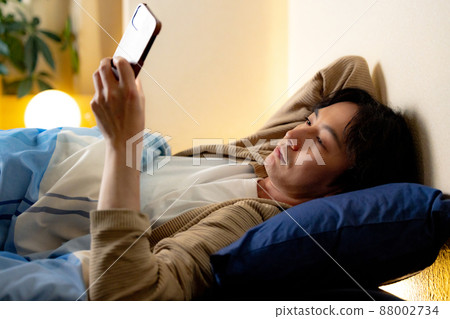 Male night smartphone 88002734