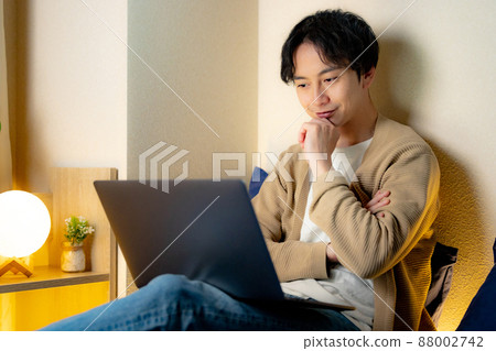 晚上筆記本電腦床熬夜 88002742